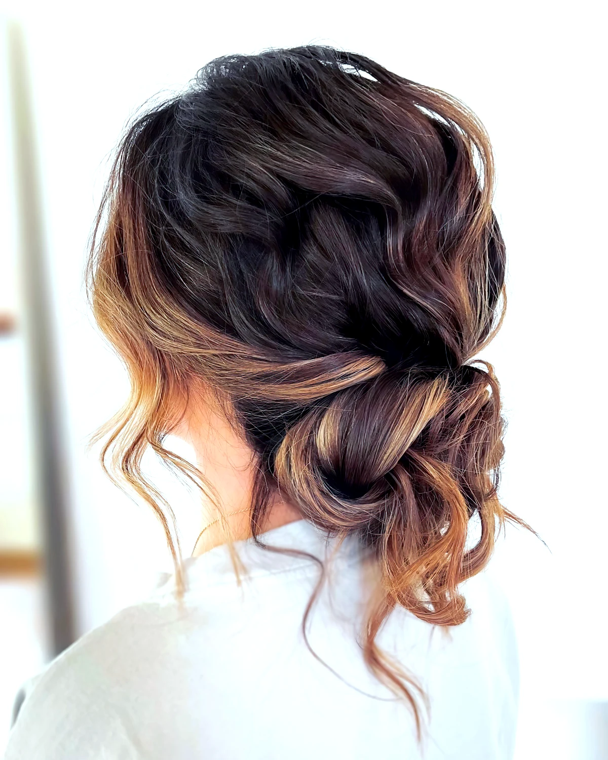 idee coiffure mariage chignon decoiffe sur cheveux longs brunes