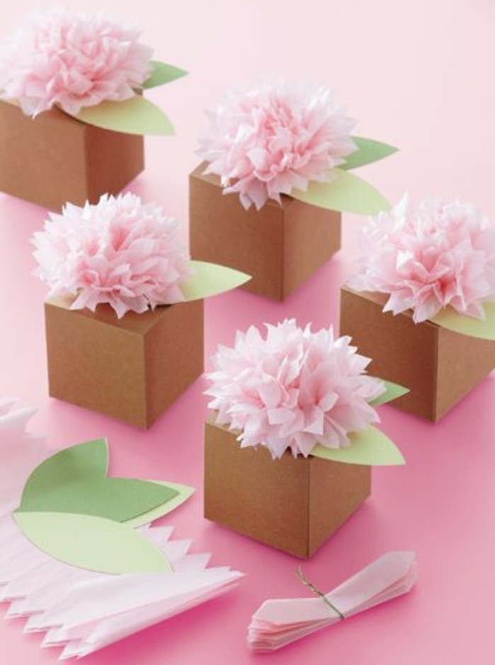 idee-comment-customiser-des-boites-en-carton-avec-une-fleur-en-papier-de-soie-boite-origami-anniversaire-décorée