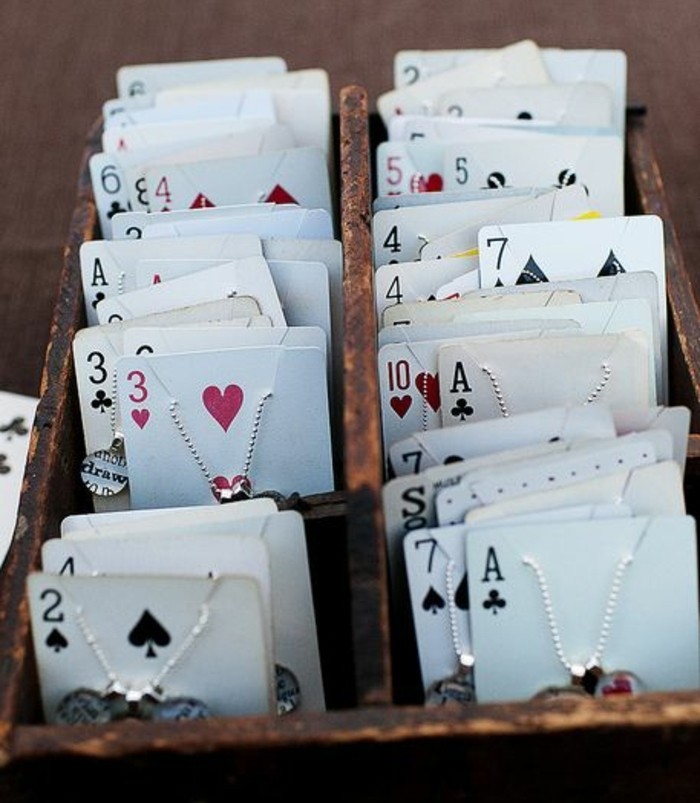 idee-comment-fabriquer-un-porte-bijou-de-cartes-de-jeu-transformes-en-un-rangement-pour-vos-bracelets-et-colliers