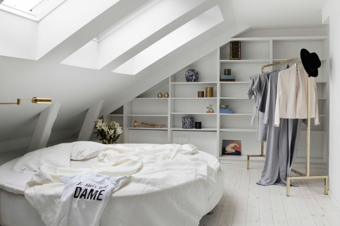 idee-de-chambre-scandinave-sous-les-combles-etagere-murale-avec-plusieurs-rangements-lit-blanc-en-forme-ronde-sol-teinte-claire