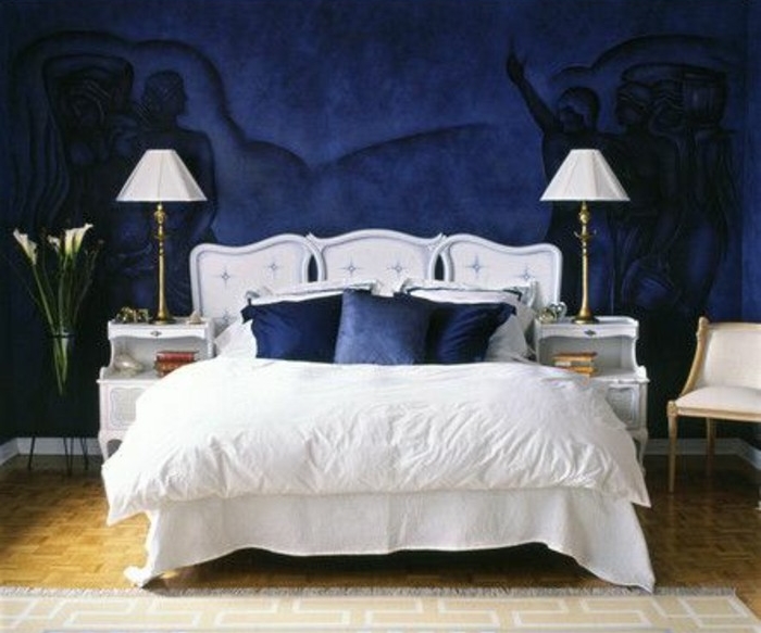 idee-deco-chambre-adulte-bleu-peinture-murale-et-coussins-indigo-dessin-silhouettes-noirs-meubles-de-lit-blancs-et-ligne-maison-blanc