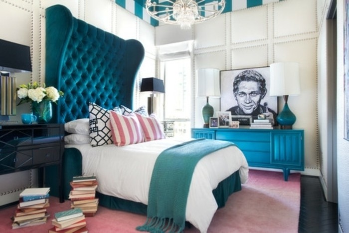 idee-deco-chambre-avec-des-elements-bleu-petrole-et-bleu-paon-lit-avec-tete-lit-capitonée-coiffeuse-bleu-canard-coiffeuse-table-de-nuit-vintage-tapis-rose-livres-empilés
