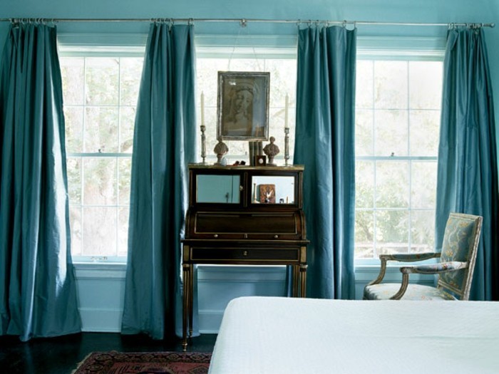 idee-deco-chambre-bleu-ciel-rideaux-couleur-bleu-canard-coiffeuse-vintage-lit-tapis-et-chaise-vintage-lit-deco-bleu-canard