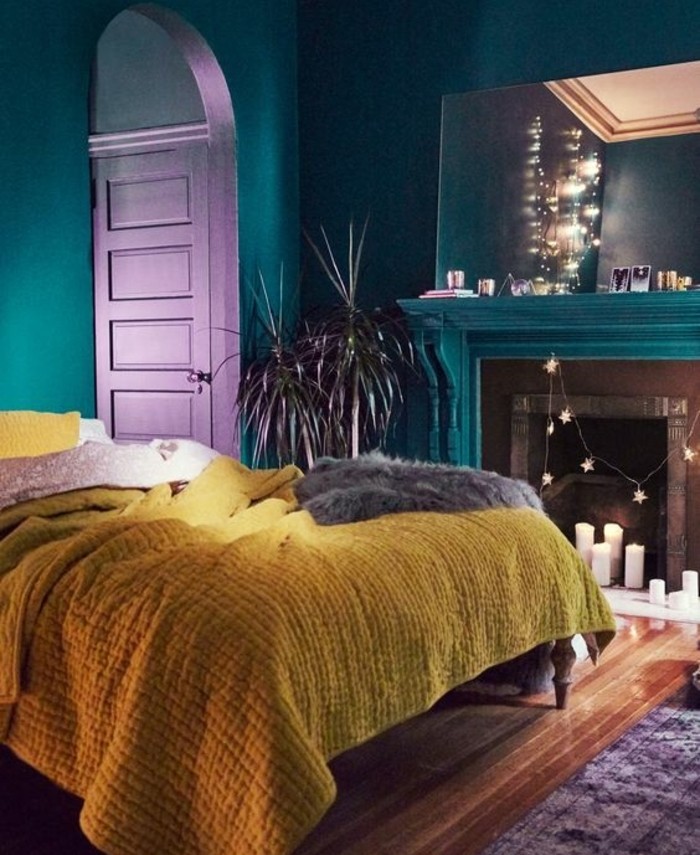 idee-deco-chambre-bleu-petrole-style-boheme-couverture-jaune-tapis-gris-parquet-en-bois-clair-deco-cheminee-bougies