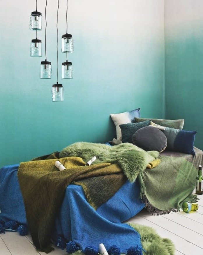 idee-deco-chambre-ombré-suspensions-industrielles-parquet-peint-en-blanc-couvertures-et-coussins-en-vert-bleu-marron-et-jaune-deco-bleu-canard