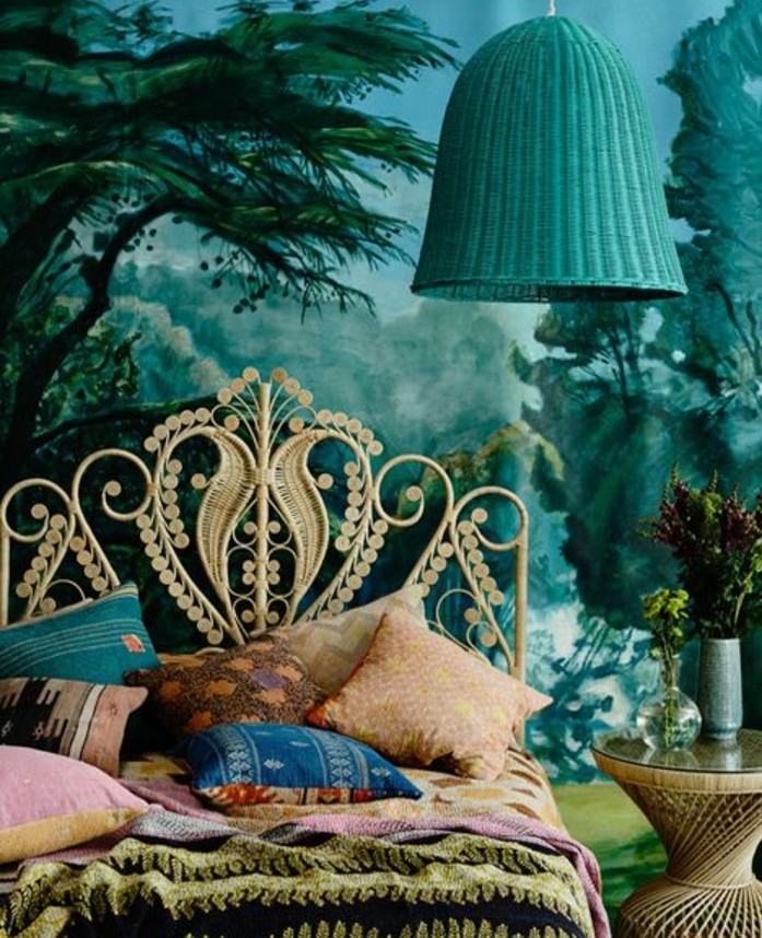 idee-deco-chambre-royale-style-baroque-deco-bleu-canard-papier-peint-foret-lit-design-linge-maison-multicolore