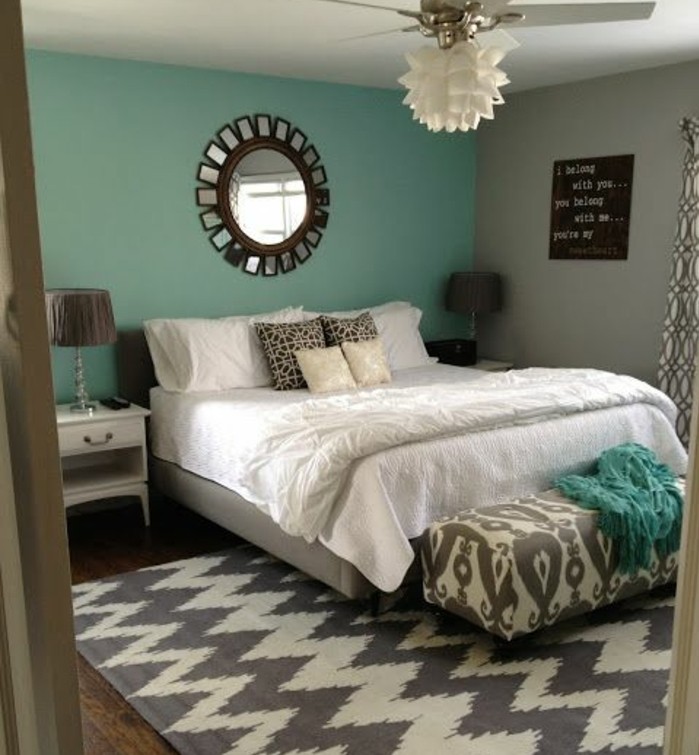 idee-deco-en-bleu-canard-marron-et-blanc-linge-de-lit-blanc-miroir-tapis-a-motifs-geometriques-lit-enorme