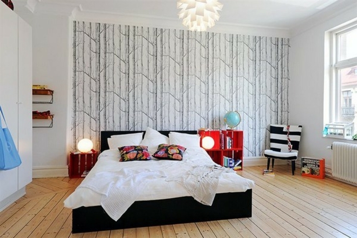 idee-deco-scandinave-dans-une-chambre-a-coucher-spacieuse-papier-peint-motif-foret-nordique-parquet-clair-canape-zebre