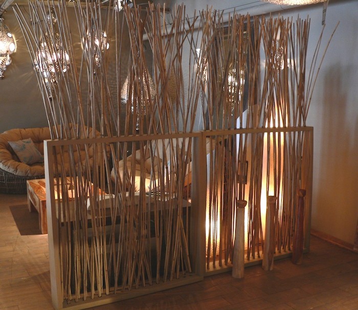 idee-separateur-original-separation-de-piece-original-romantique-chaleur-pieds-bambous-separer-salon