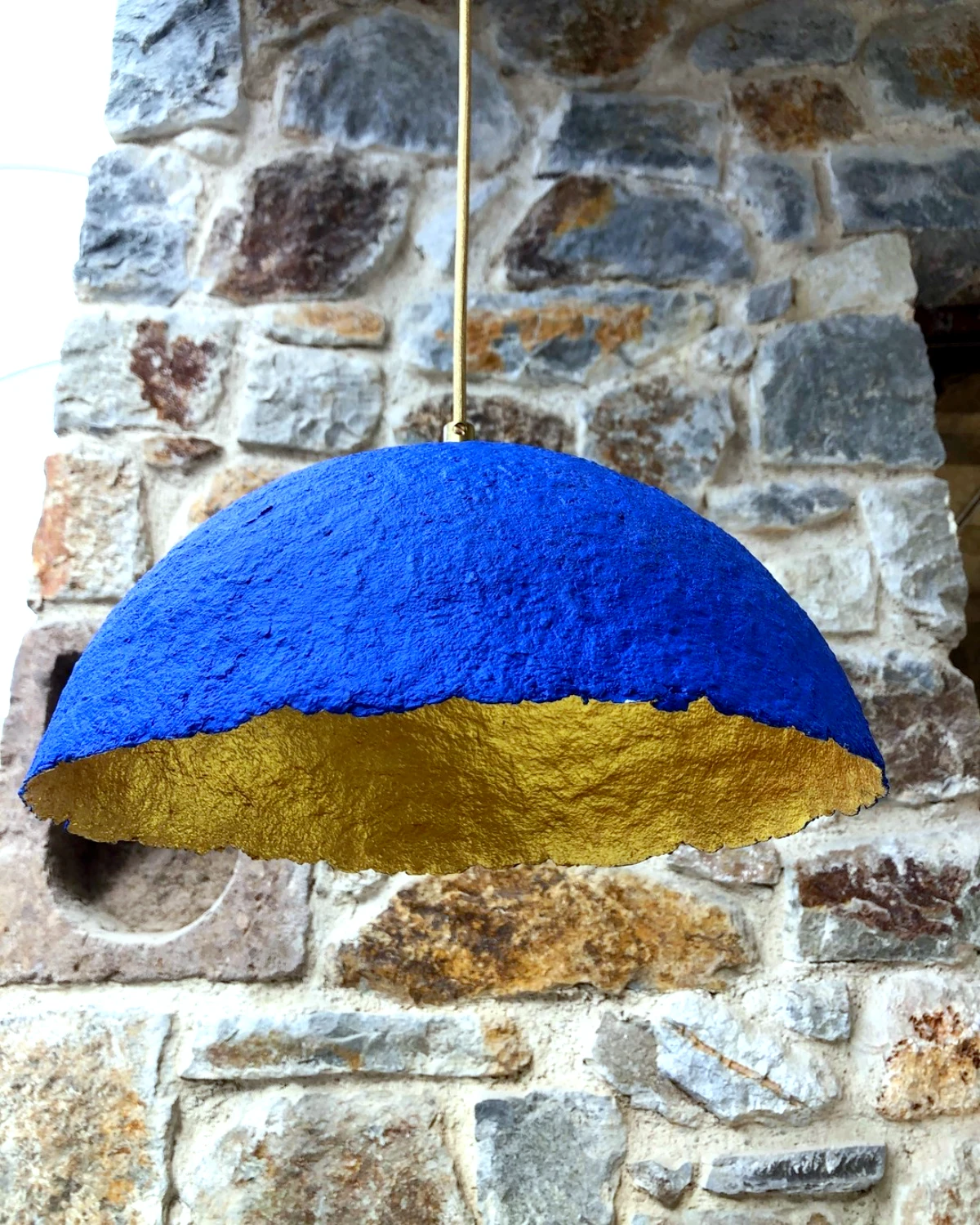 idees de crations utiles avec du papier mache lampe bleu et dore