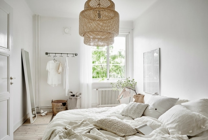 idee-chambre-scandinave-mur-peinture-blanche-linge-de-lit-blanc-suspension-beige-parquet-bois-clair