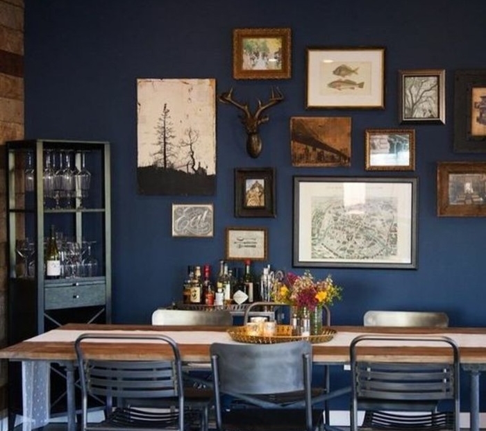 idée-deco-salle-à-manger-peinture-murale-indigo-couleur-mur-tableaux-decoratifs-table-en-bois-chaises-en-metal