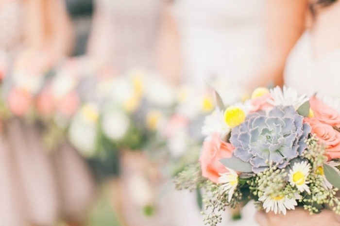 idees-mariage-decoration-pour-mariage-couleur-pastel-bouquet-demoiselle-d-honneur