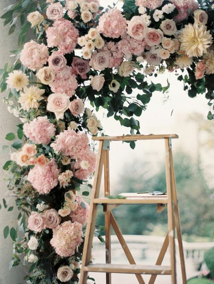 idees-mariage-decoration-pour-mariage-couleur-pastel-echelle-fleurs-cadre