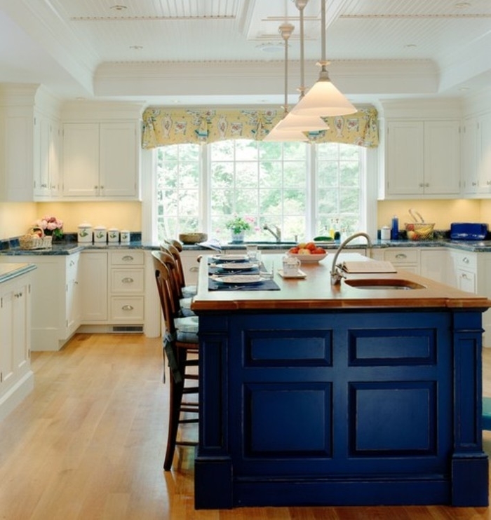ilot-central-cuisine-indigo-couleur-un-meuble-cuisine-avec-un-plan-de-travail-bleu-paon-parquet-clair
