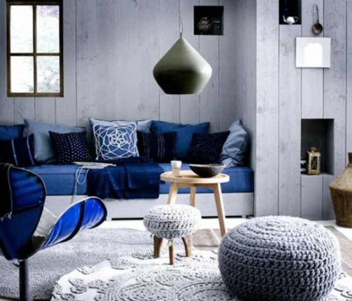 indigo-couleur-chaise-et-canapé-coussins-en-blanc-et-indigo-mur-gris-pouf-gris-table-basse-en-bois