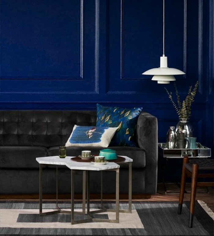 indigo-couleur-peinture-murale-canapé-gris-anthracite-table-basse-design-intéressant-idee-aménagement-salon