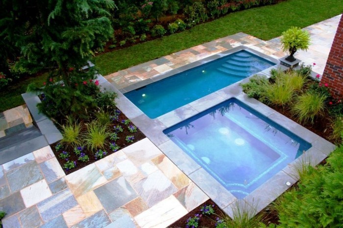 jardin-moderne-petite-piscine-coque-forme-geometrique-abords-en-pierre-naturelle