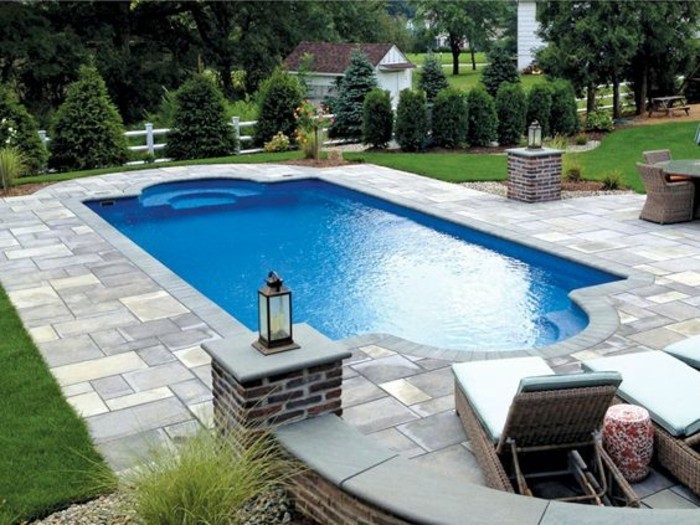 jolie-piscine-contemporaine-de-forme-elegante-piscine-en-coque
