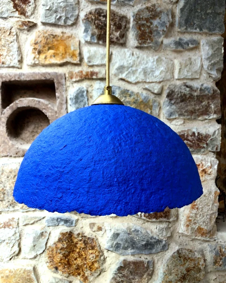 lampe bleu ronde avec du papier mache