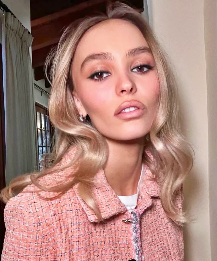 lilly rose depp en veste rose pale t shirt blanc coupe de chevux mi longs marron clair