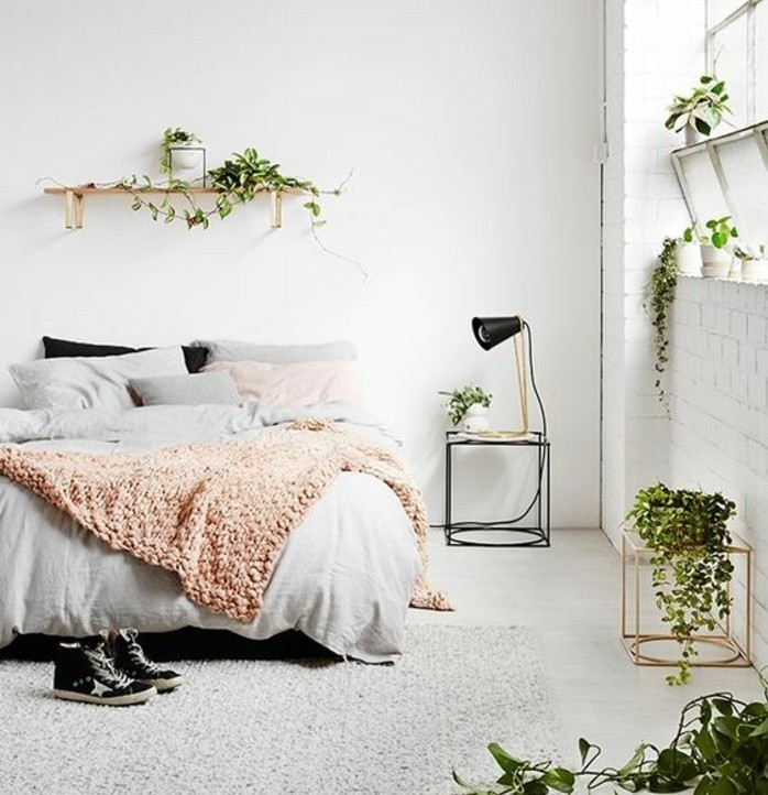 linge-de-lit-couleur-grise-et-rose-tapis-gris-et-plantes-vertes-pour-une-touche-de-fraicheur-deco-scandinave-classique-pour-une-chambre-femme