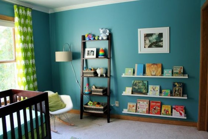lit-bebe-en-bois-marron-chaise-a-bascule-scandinave-etagere-rangement-jouets-et-bibliotheque-murale-pour-les-livres-enfant-peinture-murale-bleu-canard