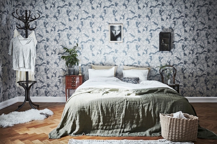 lit-enorme-panier-tresse-parquet-aspect-bois-porte-manteau-papier-peint-scandinave-a-motifs-floraux-panier-tresse-meuble-vintage-une-chambre-vintage
