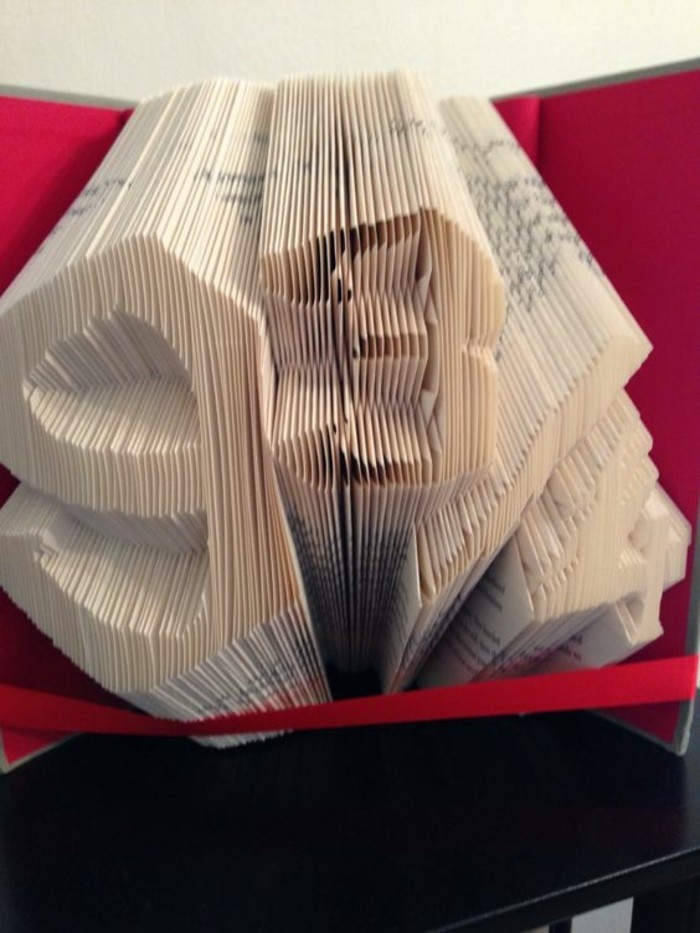 livre-origami-des-images-inversées-faites-avec-des-feuilles-de-livre