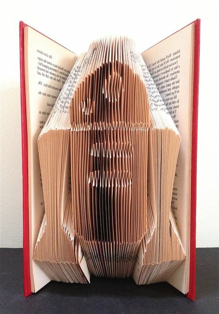 livre-origami-missile-au-sein-d'un-livre-sculpté