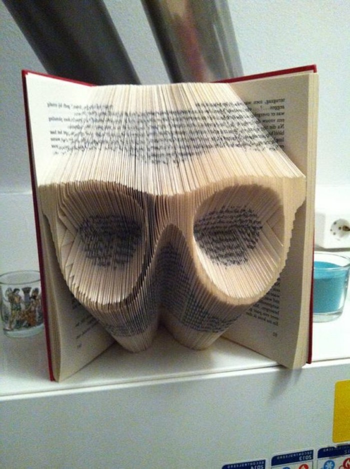 livres-pliés-lunettes-creusées-dans-la-structure-d'un-livre