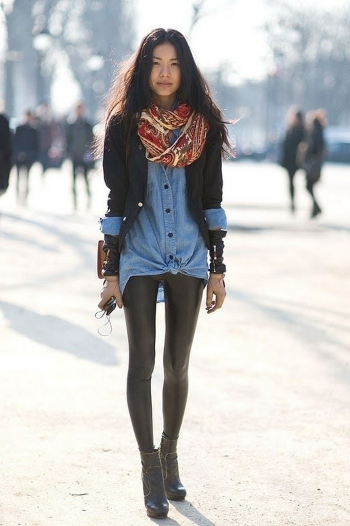 look-chemise-en-jean-pantalon-en-cuir-noir-echarpe-en-motifs-ethniques