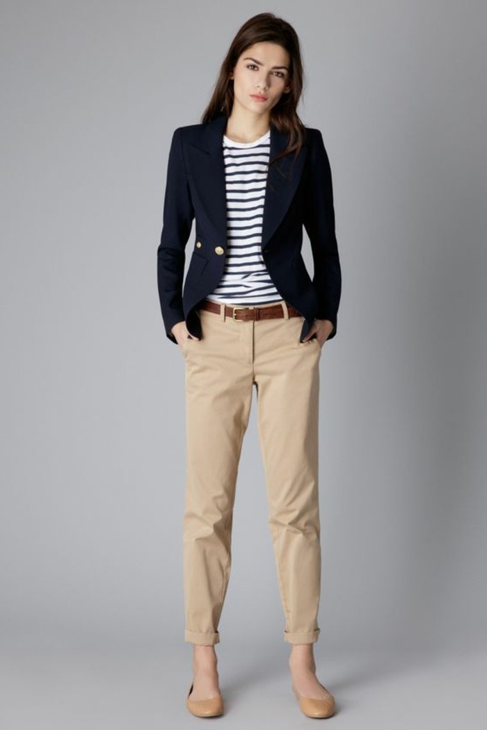 look-pantalon-kaki-élégance-féminine-avec-une-veste-bleu-foncé-t-hsirt-blanc-et-noir