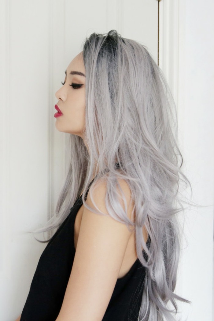meches-blondes-platine-gris-decoloration-cheveux-noir-belle-couleur-nuances-gris