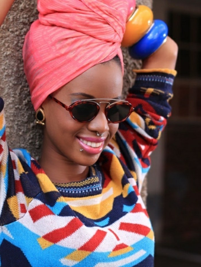 mettre-un-foulard-sur-la-tête-rose-blouse-motifs-ethniques-multicolore-lunette-de-soleil