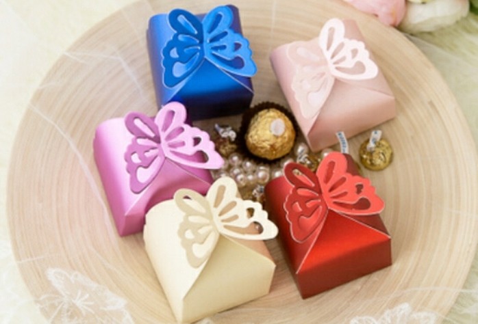 mini-boites-à-bonbons-languets-papillon-idée-comment-faore-une-boite-en-papier-exemple-cadeau-invités-mariage