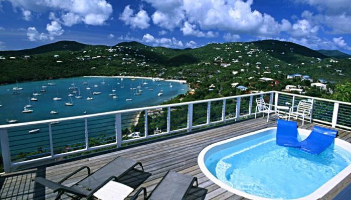 mini-piscine-coque-en-polyestere-terrasse-en-bois-villa-contemporaine