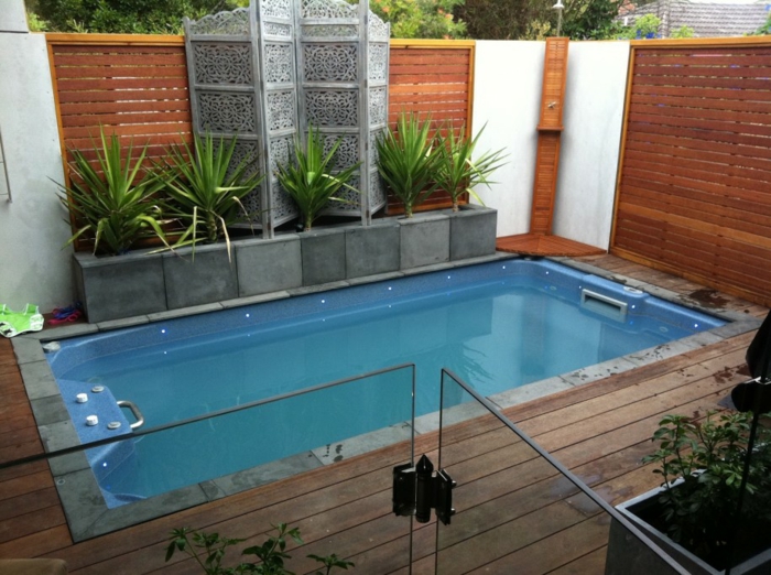 mini-piscine-coque-forme-classique-jardin-zen-plage-de-piscine-en-bois