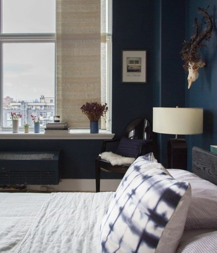 modele-appartement-new-yourkais-deco-chambre-adulte-bleu-murs-bleu-indigo-mobilier-en-bois-linge-maison-blanc-cassé-motifs-indigo