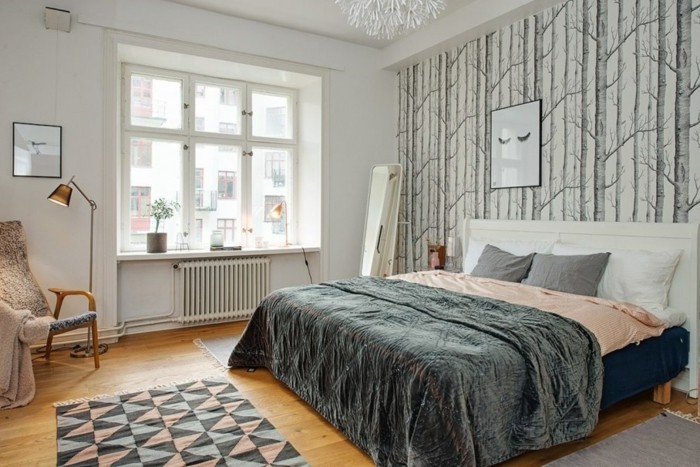 modele-chambre-ambiance-scandinave-qui-exploite-la-gamme-de-couleurs-papier-peint-motifs-foret-nordique-gros-lit-chaise
