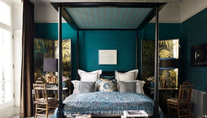 modele-chambre-bleu-canard-une-deco-bleu-canard-pour-les-murs-gros-lit-à-baldquin-style-chargé-chambre-motifs-orientaux