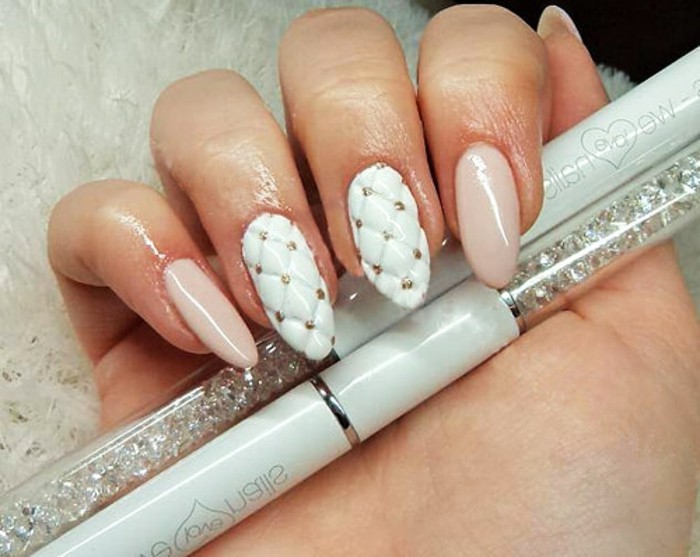 modele-ongle-gel-combiner-le-blanc-et-le-nude-decoration-en-points-dores