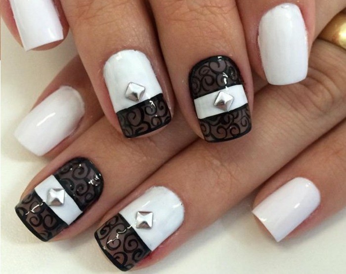 modele-ongle-gel-manucure-blanc-en-decoration-noir-cristaux-effet-dentelle