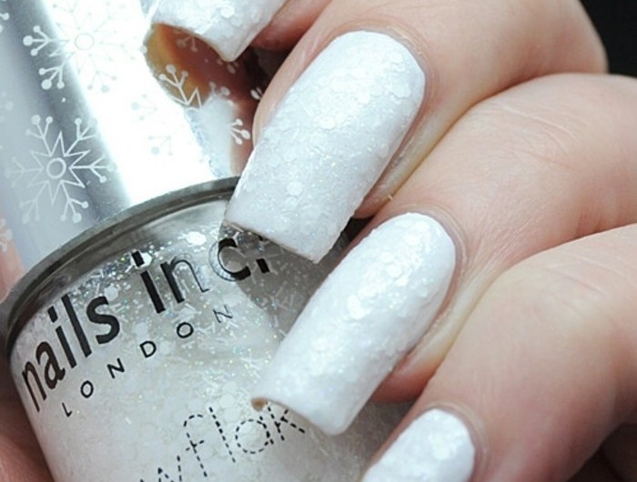 Ongles de Noël 2024 – zoom sur la tendance manucure blanche chic et