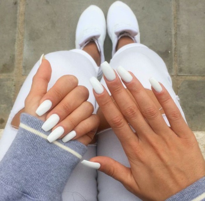 modele-ongle-gel-manucure-blanche-simple-et-pure-ongles-longues