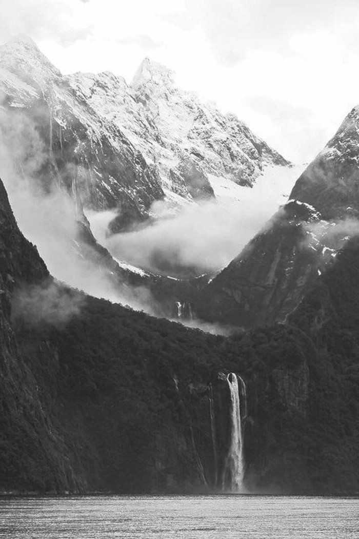 montagne-enneigée-chute-d'eau-lac-sommets-enneigés-brume
