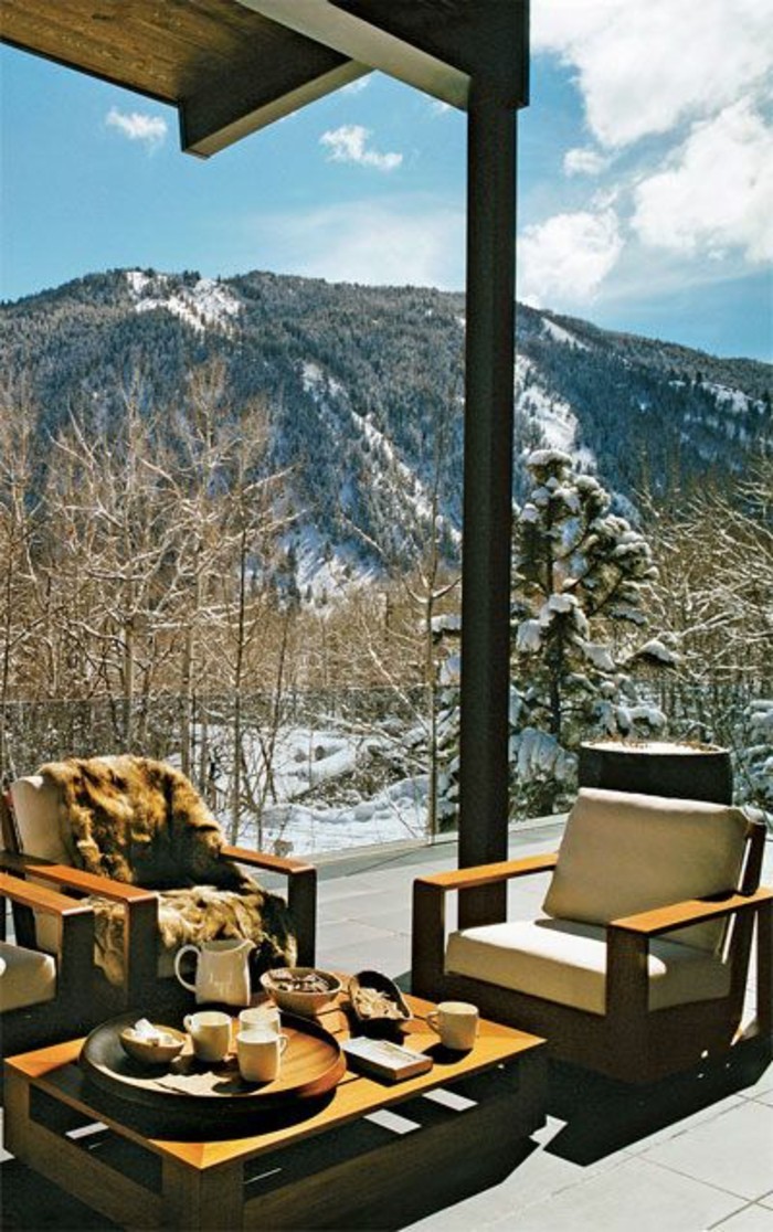 montagne-enneigée-hotel-dans-la-montagne-salon-de-terrasse-fauteils-et-table-en-bois