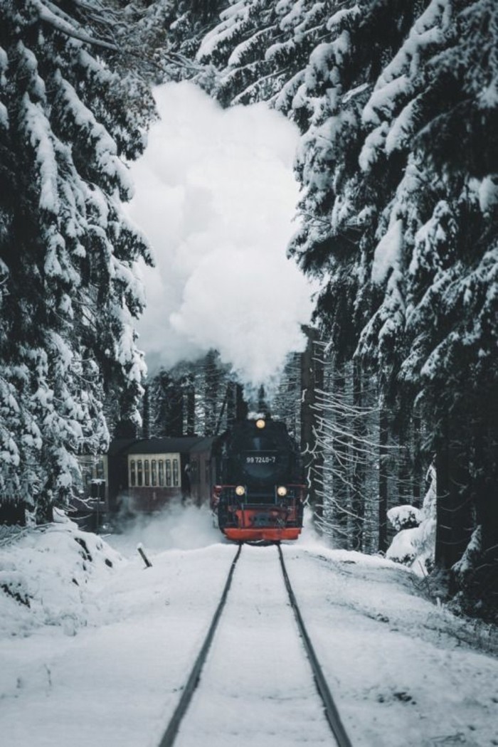 montagne-enneigée-locomotive-de-train-rouge-et-noir-sapins-enneigés