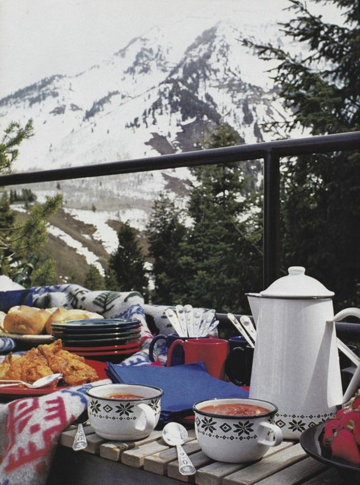 montagne-enneigée-tasses-en-déco-flocons-de-neige-petit-déjeuner-vue-sur-les-sommets