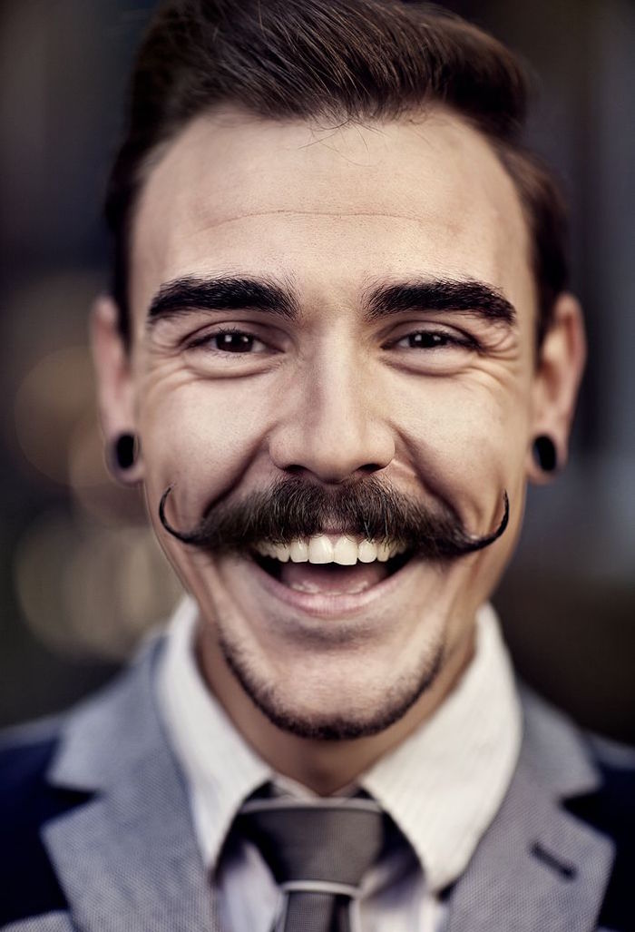 moustache homme pointe boucle courbe année 2à vintage cire à barbe style hipster